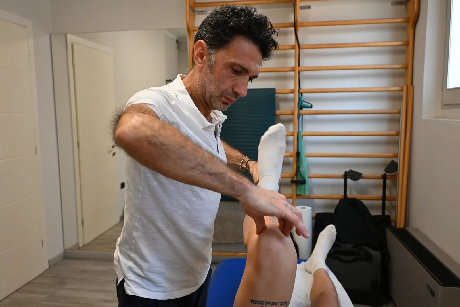 Lavoro posturale guidato su lettino Correggio