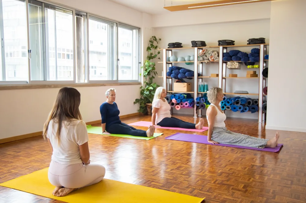 Posizione del guerriero corso yoga Correggio